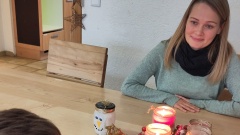 Sozialpädagogin Madeline Herbst mit Kind am Tisch