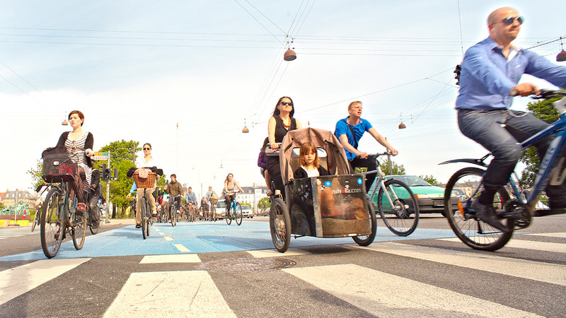 Radfahrer auf den Strassen Kopenhagens, Breiter Fahrradweg, Mai 2013 