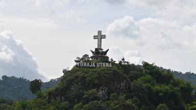 Toraja-Bergland mit großem Kreuz
