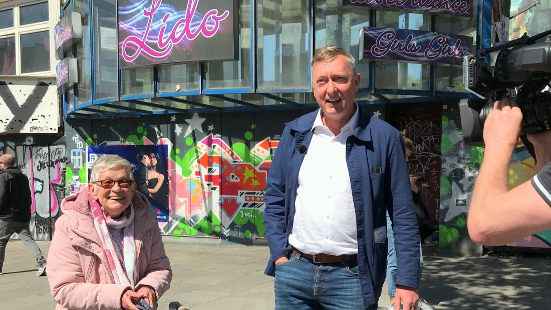 Helga (81) und Hafenpastor Sieghard Wilm vor dem Hamburger Kiez