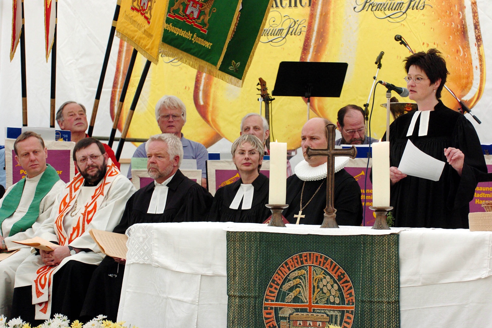 Pastorin Regina Hallmann predigt auf dem weltgrößten Schützenfest in Hannover