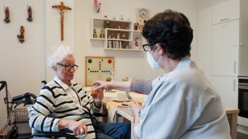 Pflegekraft in der Senioreneinrichtung