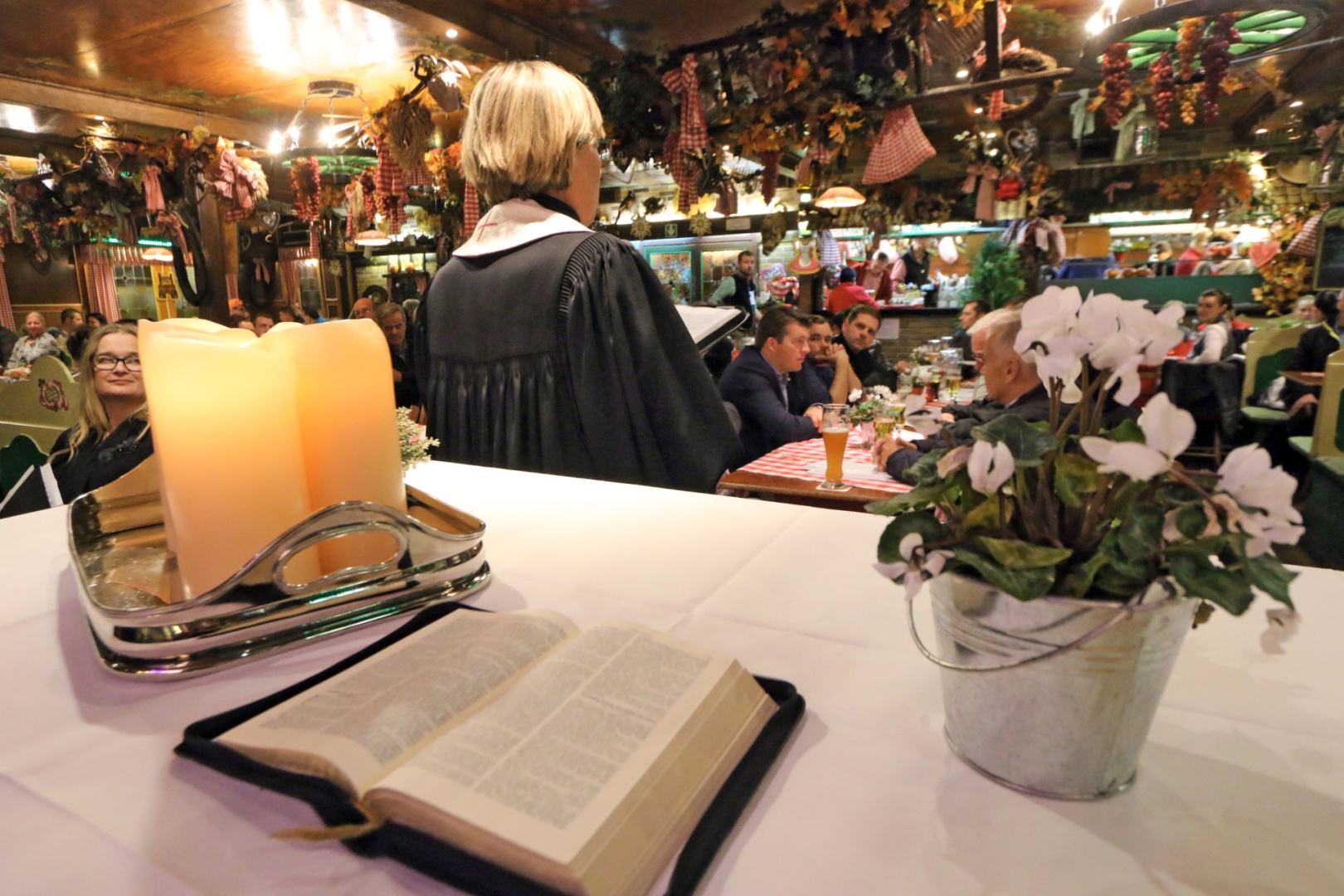 Schaustellerseelsorgerin Ingrid Witte im Festzelt der "Schwarzwald-Christel" auf dem Bremer Freimarkt