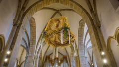 Erntekrone hängt im Kirche