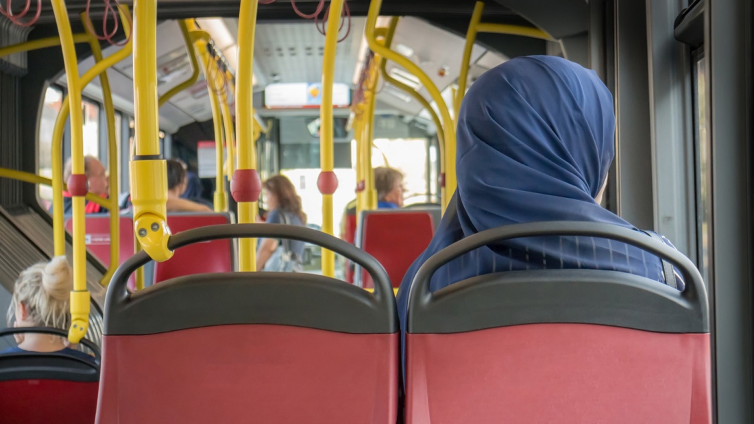Muslimische Frau im Bus