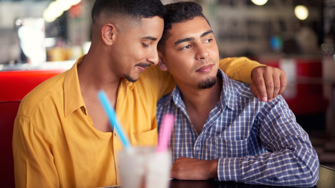 Homosexuelles ausländisches Paar im Café