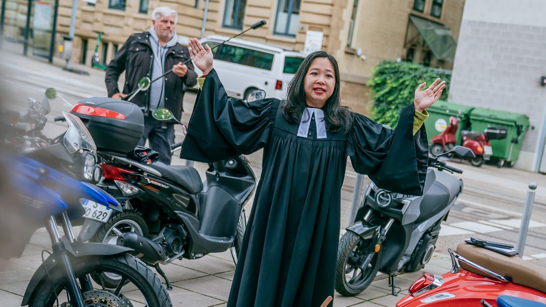 Pfarrerin Vinh An Vu inmitten von Motorrädern