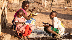 Familie in Afrika isst Maisbrei