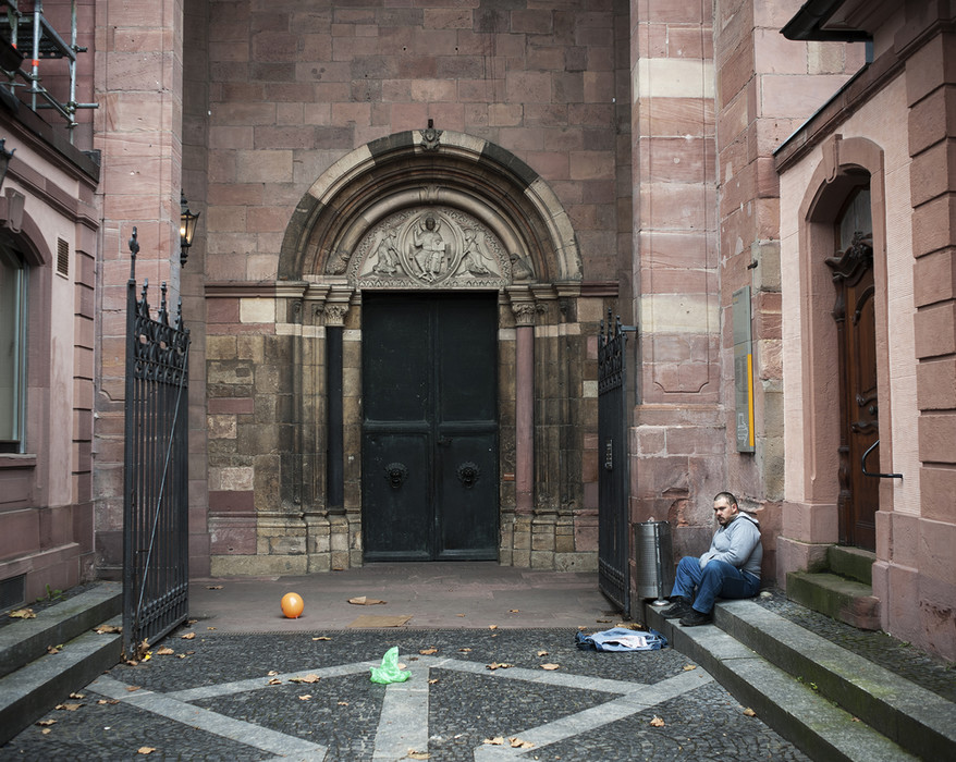 Herr Balz verkauft die Obdachlosenzeitung vor dem Mainzer Dom.