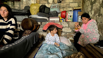 Kinder befinden sich in einem Schutzraum Aserbaidschan