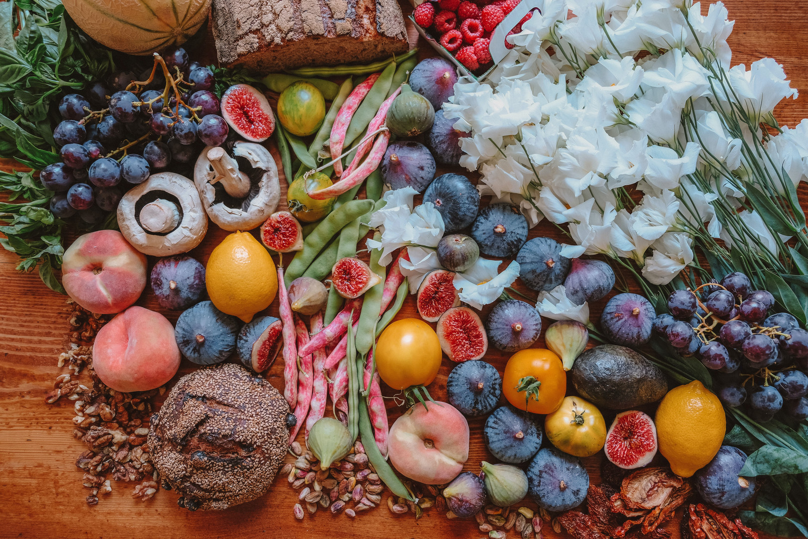 verschiedenes Obst, Lebensmittel und Blumen