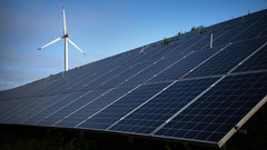 Windkraftanlagen stehen hinter Photovoltaikanlagen auf der Blocklanddeponie