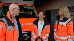 Pastorin Svenja mit Notfallsanitäterin Anita und Notfallsanitäter Michael 