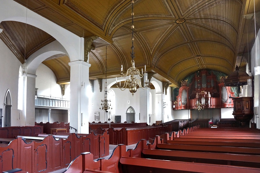 Inneres der St.-Georgs-Kirche in Weener (Ostfriesland) mit Blick zur Orgel