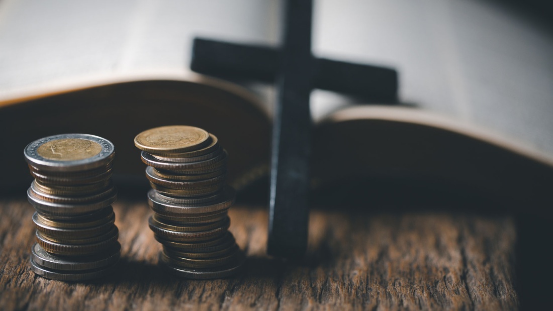 Stillleben mit Geld, Kreuz und Bibel