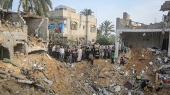 Chan Yunis: Palästinenser stehen um einen Krater herum, der durch einen israelischen Angriff verursacht wurde