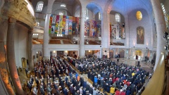 Die Gemeinde beim Eröffnungsgottesdienst zur diesjährigen Synodentagung der Evangelischen Kirche in Deutschland (EKD) in der Dresdner Kreuzkirche. Im Hintergrund die "Friedensbanner".