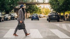 Ein Sikh geht mit Aktenkoffer zur Arbeit