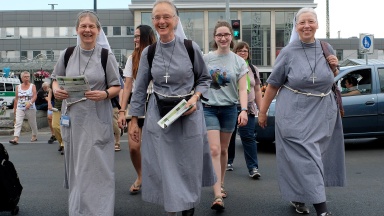 Nonnen auf dem Weg zum Kirchentag
