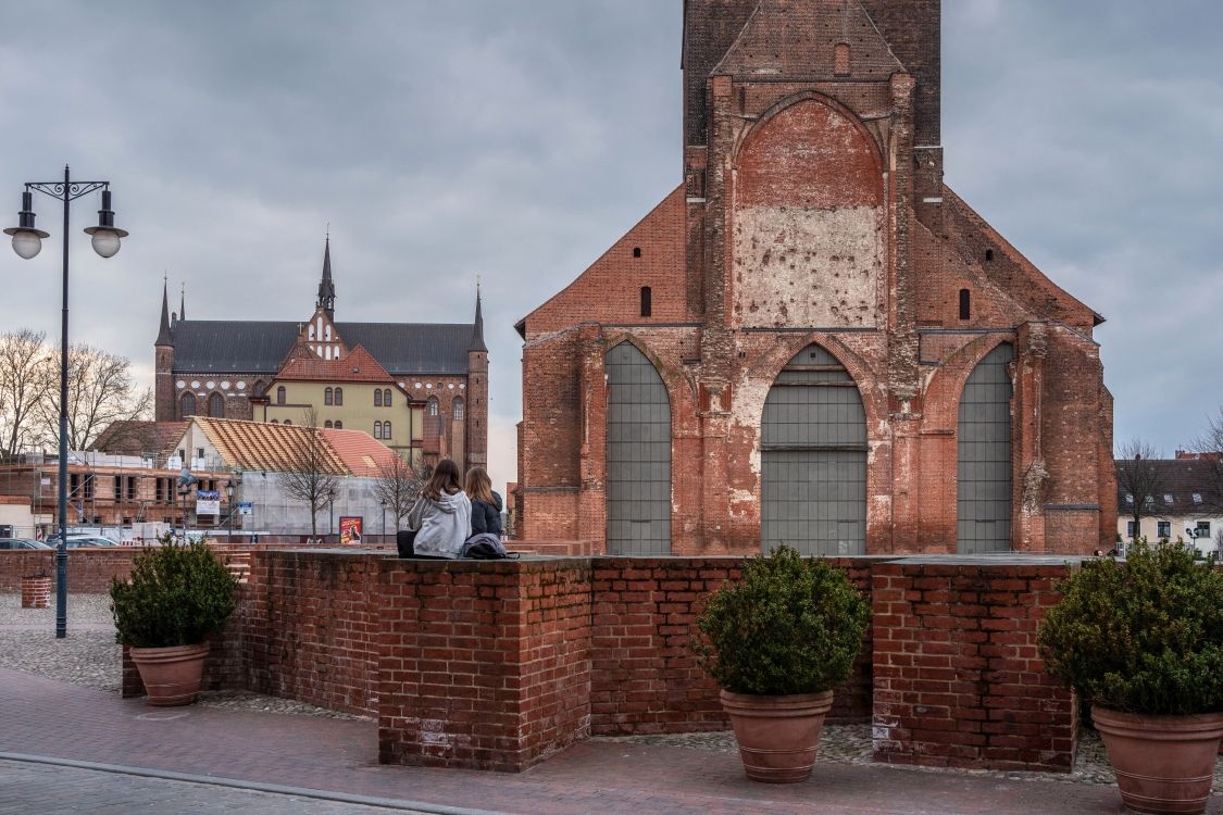 Marienkirche Wismar  mit Jugendlichen