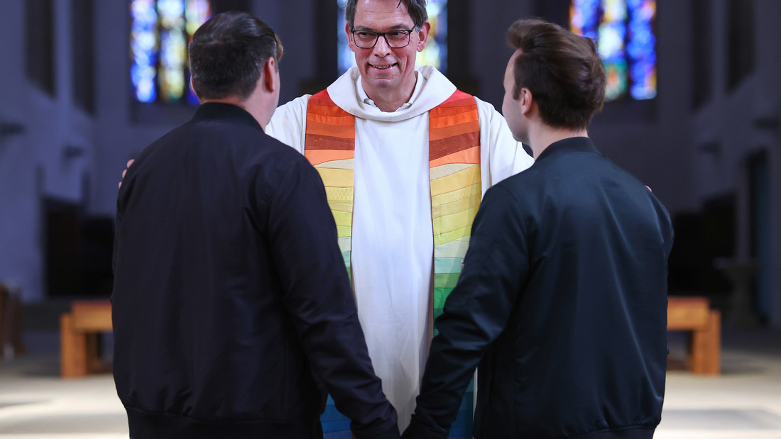 Pfarrer Christoph Kunz segnet ein queeres Paar