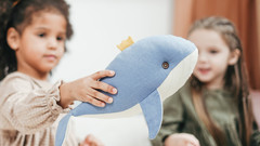 Kinder spielen mit Jona dem Wal