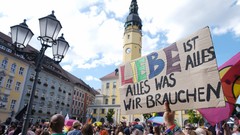 Teilnehmer eines Umzugs zum Christopher-Street-Day (CSD) ziehen durch die sächsische Stadt Bautzen