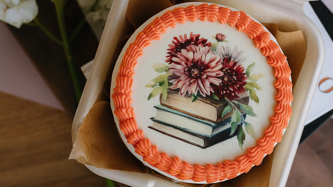 Torte mit Büchern und Blumen