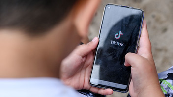 Smartphone Händen, auf dem das Logo der Kurzvideo-App TikTok steht