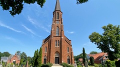 Frontansicht der Kirche St. Johann zu Oberneuland