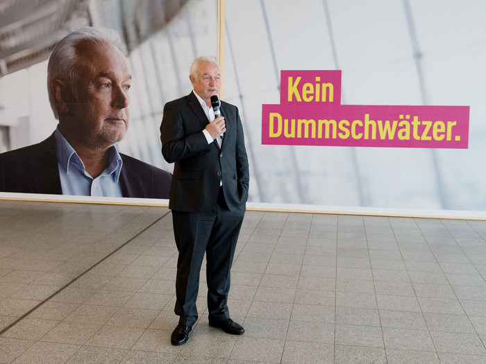 FDP-Politiker, Wolfgang Kubicki, stellt am 03.02.2017 in Kiel die Kampagne der FDP für die Landtagswahl am 7. Mai vor. Auf einem Plakat hinter ihm steht der Schriftzug "Kein Dummschwätzer" 