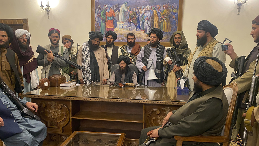 Taliban-Kämpfer sitzen in einem Raum des Präsidentenpalastes