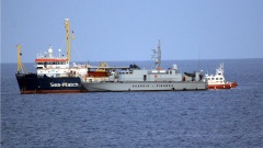 19.05.2019, Italien, Lampedusa: Ein Patrouillenboot der Guardia di Finanza nähert sich dem deutschen Hilfsschiff Sea-Watch 3 in den Gewässern vor der sizilianischen Insel Lampedusa, Süditalien.