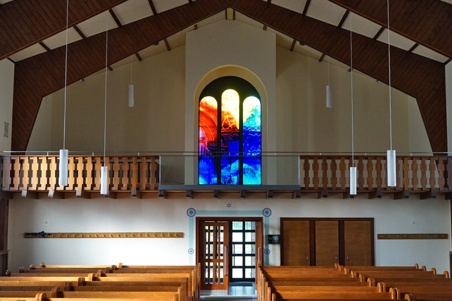 Glasfenster der Synagoge von dem Glaskünstler Renée Blätterman