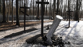 Im März 2022 ist eine mutmaßlich russische Streubombe neben einem Kreuz auf einem Kriegsfriedhof in Charkiw eingeschlagen.