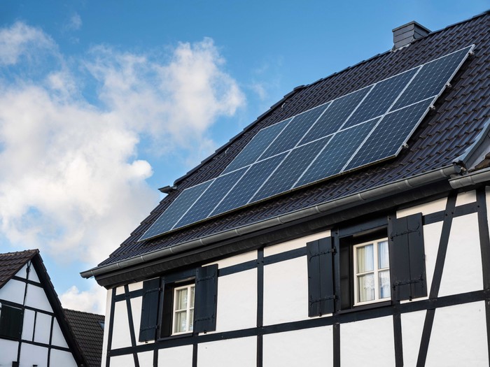 Solarpanel auf einem Dach eines Fachwerkhauses in Düsseldorf