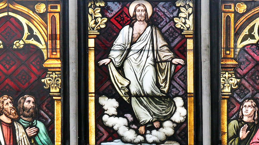 Farbglasfenster mit der Auferstehung von Christus in der evangelischen St.-Laurentius-Kirche in Pegau 