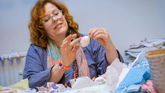 Textildesignerin Orike Muth in ihrer Werkstatt 