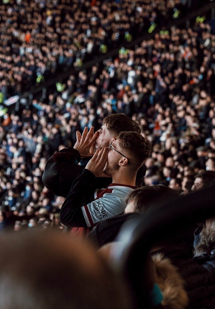 brüllende Fans