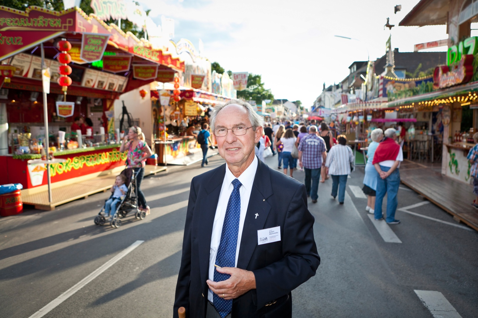 Kirmespfarrer Robert Wachowsky  auf dem Jahrmarkt "Pützchens Markt" in Bonn