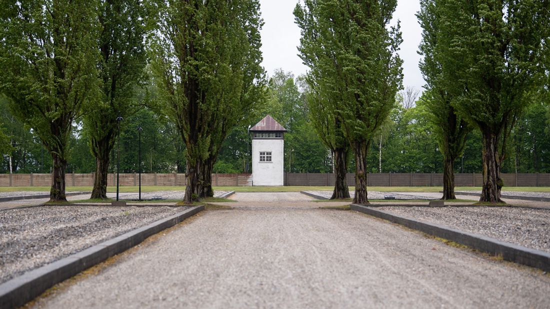 Ein Zaun und ein Wachturm sind an der Gedenkstätte des Konzentrationslagers Dachau 