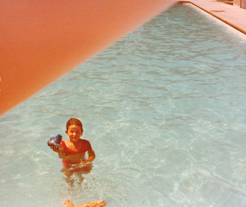 Der Klassiker: Finger auf der Linse. Und dann eben auch auf dem Schwimmbecken. Heute würde jedes bessere Handy die Wasserfläche auf magische Weise wieder auffüllen