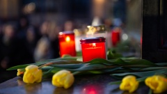 Blumen und Kerzen wurden in Hanau auf dem Marktplatz für die Opfer niedergelegt.