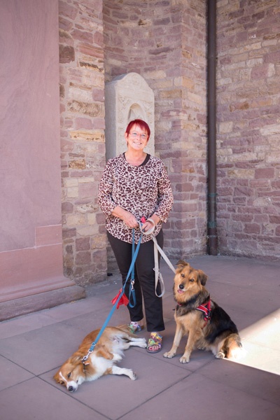 Roswitha Foye mit ihren Hundedamen "Wilma" und "Frau Keks"