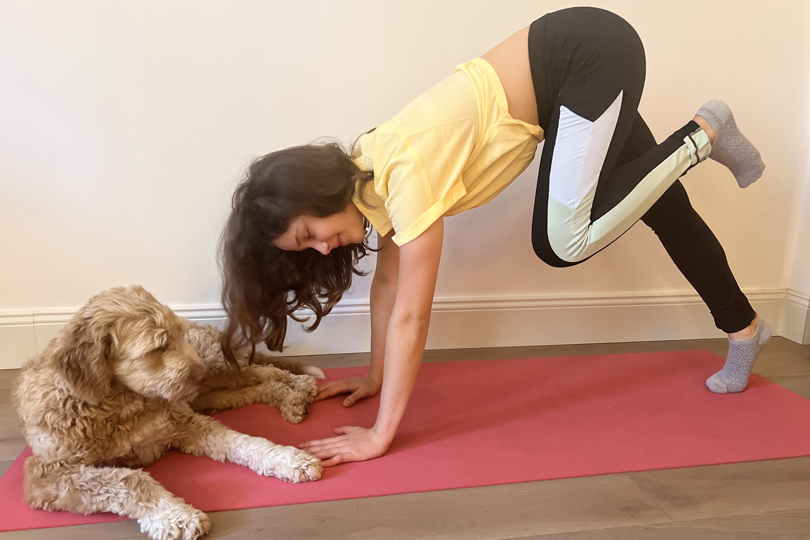 Mädchen in der Yogaposition herabschauender Hund