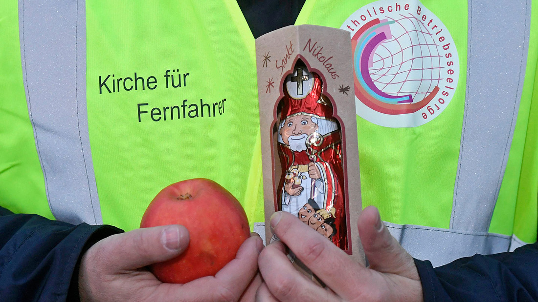 Nikolaus und Apfel von der "Kirche für Fernfahrer"
