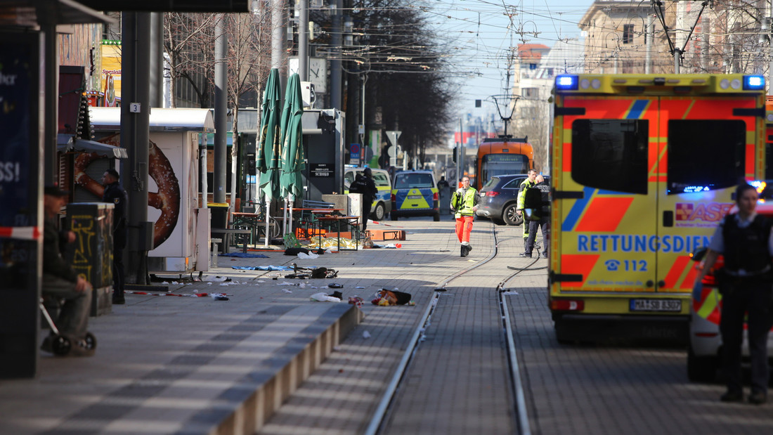 Rettungsdienste und Polizei stehen nach einem schweren Zwischenfall am Paradeplatz in Mannheim