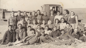 Agnethler Zwangsarbeiter am Kolchos in Stalino im Lager 1000 im Jahr 1945