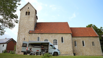 Wohnmobil von Simon und Maria Gabrüsch vor der Kirche der Markus-Gemeinde am Elm in Evessen 