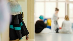 Blick in die unbenutzte Malecke in einem Kindergarten in der Region Hannover. 